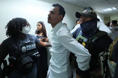 Democrats push bill that would ban ICE agents from wearing face masks