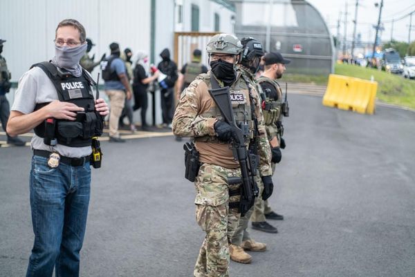 Democratic senators introduce bill to prohibit Ice agents from wearing masks