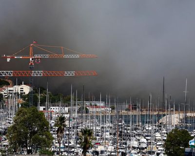 Marseille fire forces hundreds to evacuate, destroys homes and grounds flights