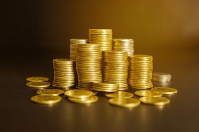 Gold Falls 1%; ProKidney Shares Spike Higher