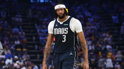 Mavericks Star Anthony Davis Undergoes Surgery for Detached Retina