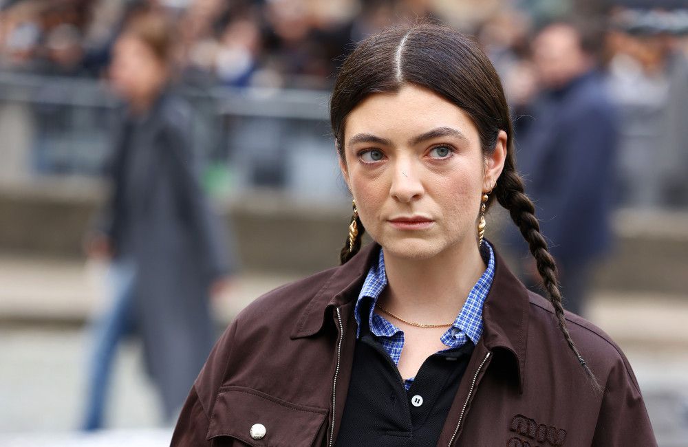 Lorde performing