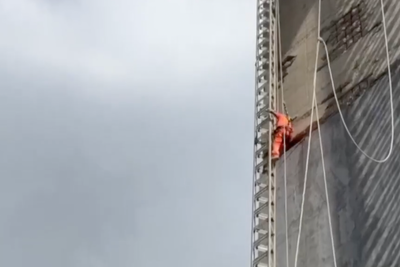 Highway workers rescued after getting into difficulty on busy motorway viaduct