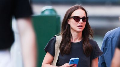 Natalie Portman's relaxed t-shirt and denim shorts outfit is the perfect weekend uniform