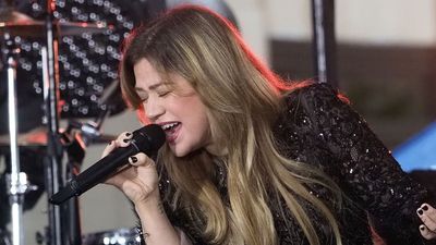 ‘She is on thin ice’: Kelly Clarkson allegedly battling ‘serious hidden battles’ as she takes step to ‘protect herself’