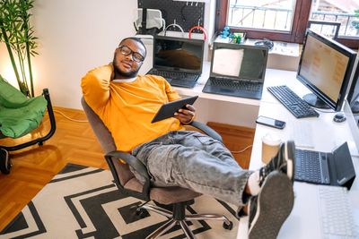 Gen Z's 'overemployed' solution for a broken economy: 5 jobs and $3K per day. It's totally legal