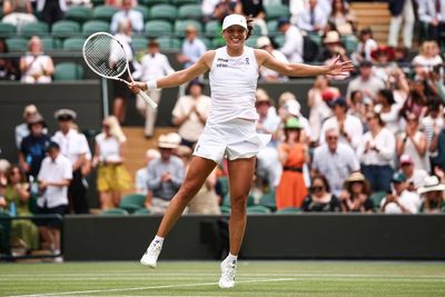Iga Swiatek holds off Samsonova to reach Wimbledon semi-finals for first time