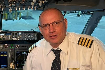 ‘Drunk’ United Airlines pilot was forced into rehab for alcoholism. He actually had a concussion, lawsuit claims