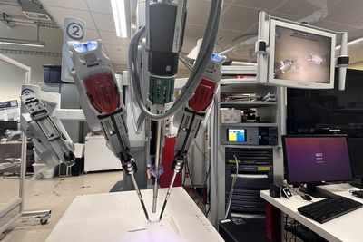 Robot performs realistic surgery ‘with 100% accuracy’