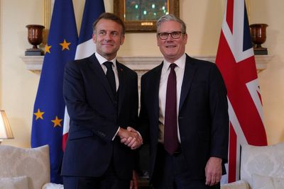 Starmer’s hopes of ‘one in, one out’ migrant deal hanging in the balance as talks with Macron continue