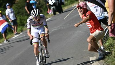 How to watch Stage 15 of Tour de France 2025 on ITVX (It's free)