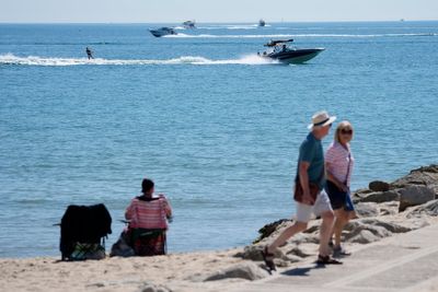 Yellow health alert extended across England as heatwave hits