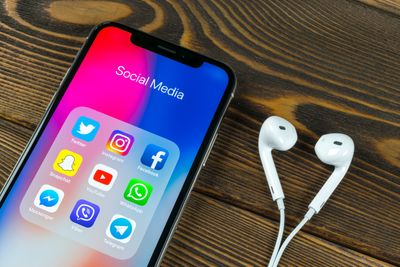 10 Outdated Parenting Ideas That Still Circulate on Social Media