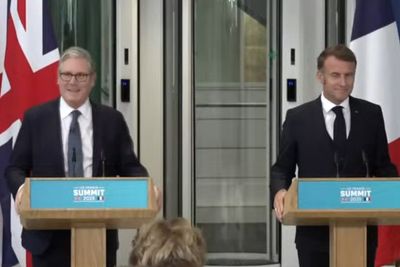 Starmer takes swipe at Farage in migrant deal announcement with Macron