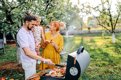 Woman defended for bringing her own vegan food to family BBQ