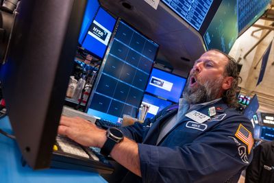 Stock markets rise to new records thanks to the one-two punch of airlines and Big Tech