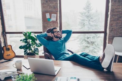 10 Habits That Secretly Reveal Someone’s a Lazy Employee
