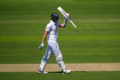Jamie Smith picks up the baton for England after early Joe Root dismissal