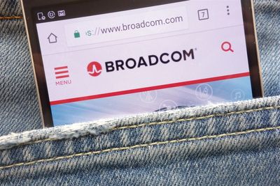 Broadcom Stock: HSBC Sets $400 Target on AI Growth Potential