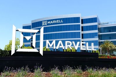 Marvell Trails Big Tech In 2025—Is Its Custom AI Chip Strategy The Turnaround Investors Are Waiting For?