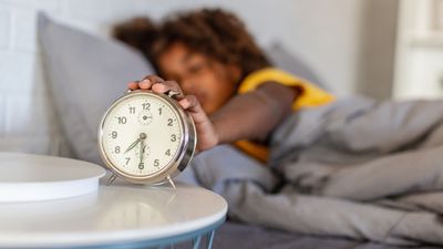 Reddit users are debating the best methods for turning yourself into a morning runner—here’s what a running coach has to say
