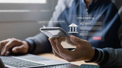 I’m a Bank Expert: 7 Reasons You Should Ditch Your Traditional Bank for an Online Bank or Neobank in 2025