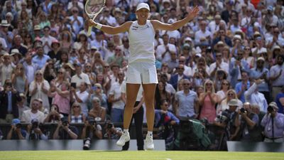 Swiatek destroys Anisimova 6-0, 6-0 to win first Wimbledon title