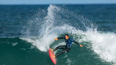 Wright rallies as Aussie surfers advance at J-Bay