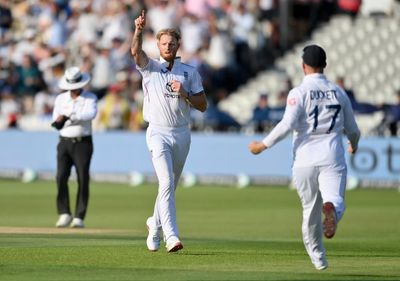 England look to crowd to spur them to final-day Test win against India