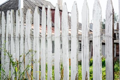Can a Broken Fence Really Get You Sued by a Neighbor? Here’s What We Found