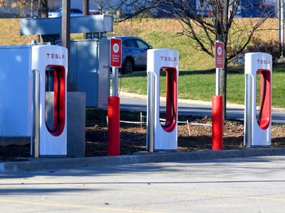 Tesla Investment In xAI Hinges On Elon Musk Having 25% Voting Power: 'Level Is Key,' Says Dan Ives
