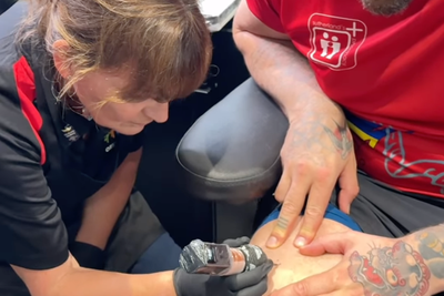 Lorraine Kelly becomes tattoo artist as she inks up athlete