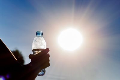 Neighbors back Arizona man in fight against HOA after he was repeatedly fined $100 for handing out free bottles of water