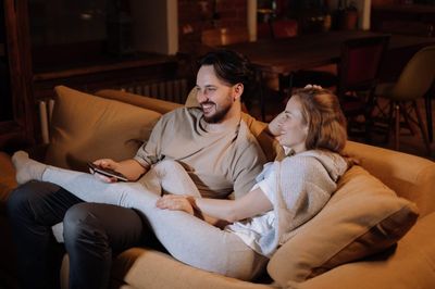 6 Things DINK Couples Do on Weeknights That Make Everyone Jealous