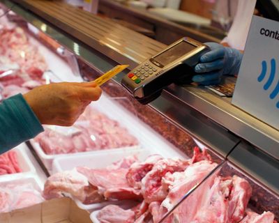 Card payment surcharges should be banned for debit and credit payments, RBA says