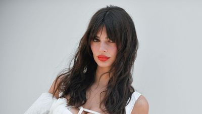 I want to encourage conversation in my living room, and Emily Ratajkowski's seating is the answer – it's stylish and easy to replicate