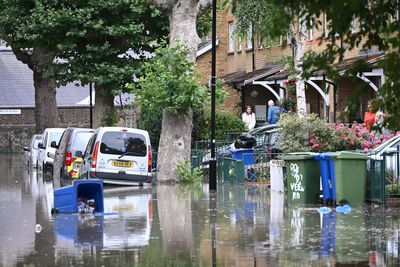 Rotherhithe: Burst water pipe floods 27 homes and cuts off supply to thousands in south London