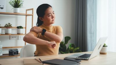 This is the one move a physical therapist recommends for people who sit a lot and suffer from shoulder pain