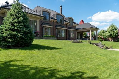 9 Reasons Your Lawn Might Be Violating HOA Rules