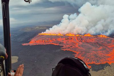 Iceland volcano eruption live: Huge wall of fire expands to the north as gas cloud heads towards airport