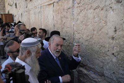 Mike Huckabee makes a surprise appearance at Netanyahu’s corruption trial but was quickly asked to leave