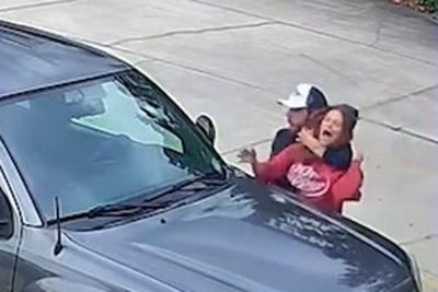 Florida store clerk fights back against robber trying to kidnap her