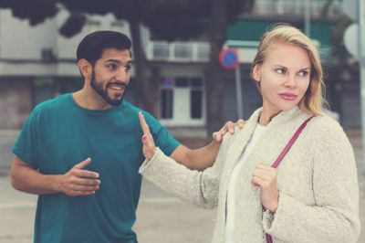 10 Questions Strangers Ask That Are Actually Red Flags