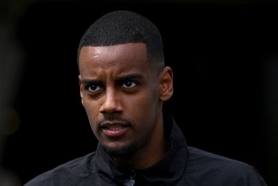 Alexander Isak and the difficult choice Newcastle must make