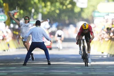 Pro-Palestinian protester takes issue with Israeli team at Tour de France