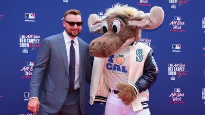 Cal Raleigh Is Even Winning Awards Without Leaving the Clubhouse