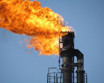 Gas flaring created 389m tonnes of carbon pollution last year, report finds