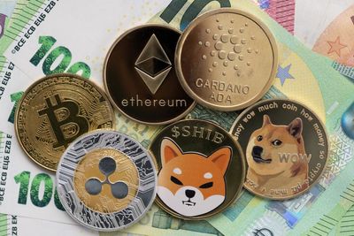 Bitcoin Consolidates Around $119,000 As Ethereum, XRP, Dogecoin Push Higher