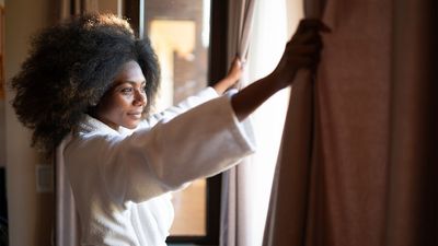 Experts say the caveman method can help you sleep in a heatwave — but I tried it and no thanks