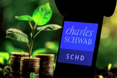 Charles Schwab To Launch Bitcoin, Ethereum Trading Services (CORRECTED)